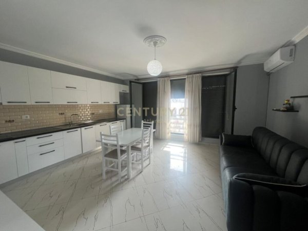 Durres, jepet me qera apartament 2+1+Ballkon Kati 4, 135 m² 400 € (PLAZH, STACIONI PARE)