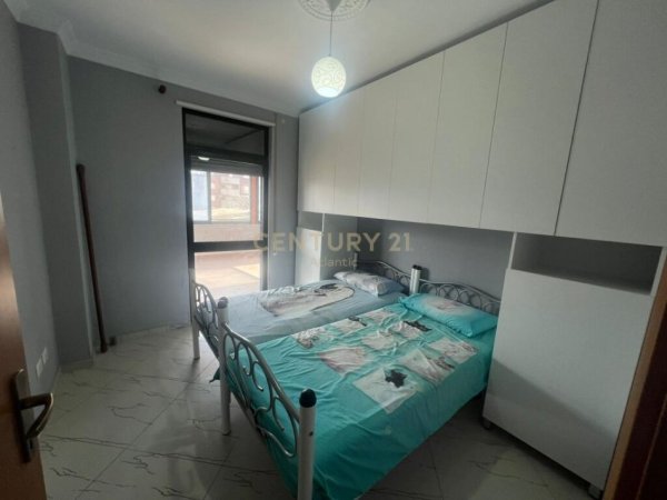 Durres, jepet me qera apartament 2+1+Ballkon Kati 4, 135 m² 400 € (PLAZH, STACIONI PARE)