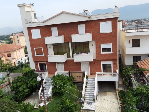 Tirane, jepet me qera Vile 2 Katshe Kati 2, 250 m² 1.400 € (SAUK)