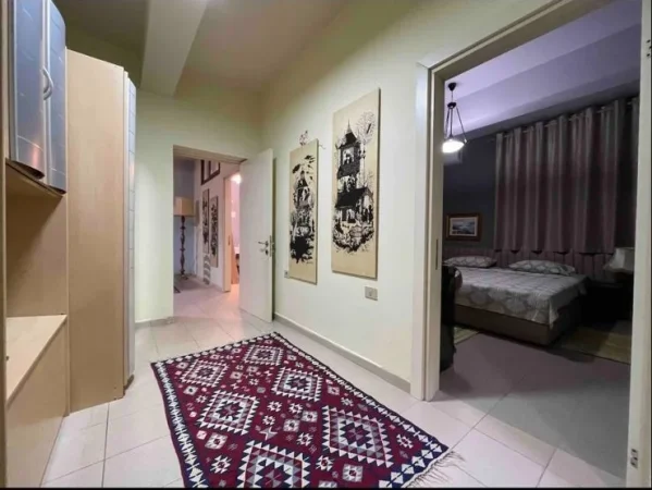 Tirane, jepet me qera apartament 1+1+Ballkon Kati 3, 90 m² (Stacioni i Trenit)