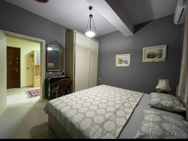 Tirane, jepet me qera apartament 1+1+Ballkon Kati 3, 90 m² (Stacioni i Trenit)