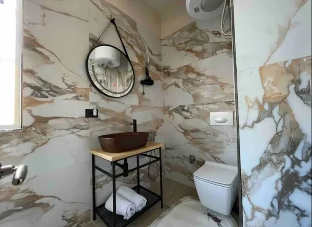Tirane, jepet me qera apartament 1+1+Ballkon Kati 3, 90 m² (Stacioni i Trenit)