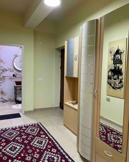 Tirane, jepet me qera apartament 1+1+Ballkon Kati 3, 90 m² (Stacioni i Trenit)