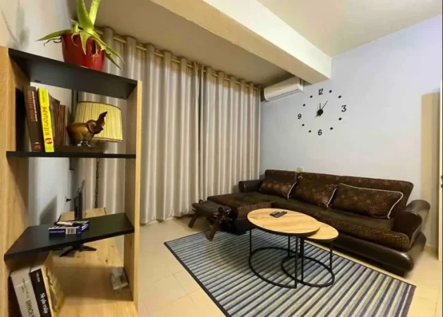 Tirane, jepet me qera apartament 1+1+Ballkon Kati 3, 90 m² (Stacioni i Trenit)