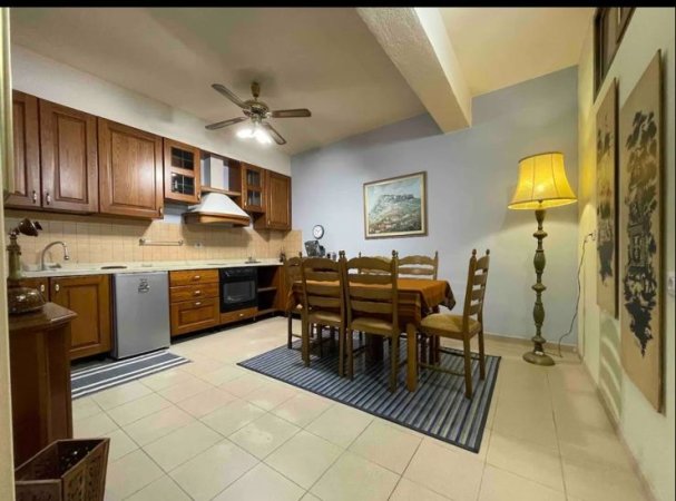 Tirane, jepet me qera apartament 1+1+Ballkon Kati 3, 90 m² (Stacioni i Trenit)