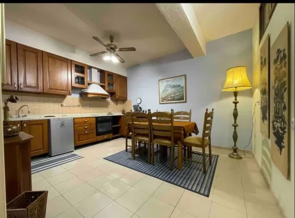 Tirane, jepet me qera apartament 1+1+Ballkon Kati 3, 90 m² (Stacioni i Trenit)