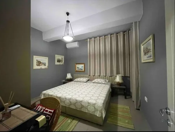 Tirane, jepet me qera apartament 1+1+Ballkon Kati 3, 90 m² (Stacioni i Trenit)