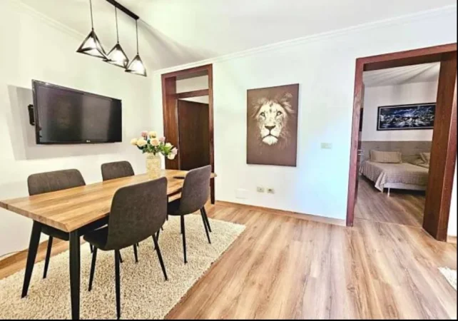 Tirane, jepet me qera apartament 2+1+Aneks+Ballkon Kati 1, 100 m² 700 € (QENDER)