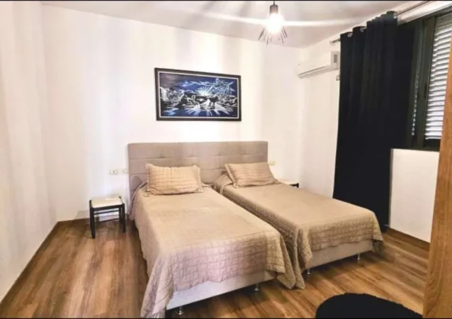 Tirane, jepet me qera apartament 2+1+Aneks+Ballkon Kati 1, 100 m² 700 € (QENDER)