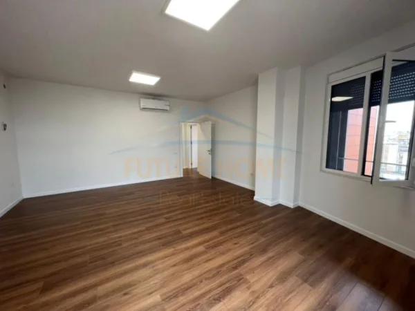 Tirane, jepet me qera ambjent biznesi Kati 6, 40 m² 1.000 € (Qender)