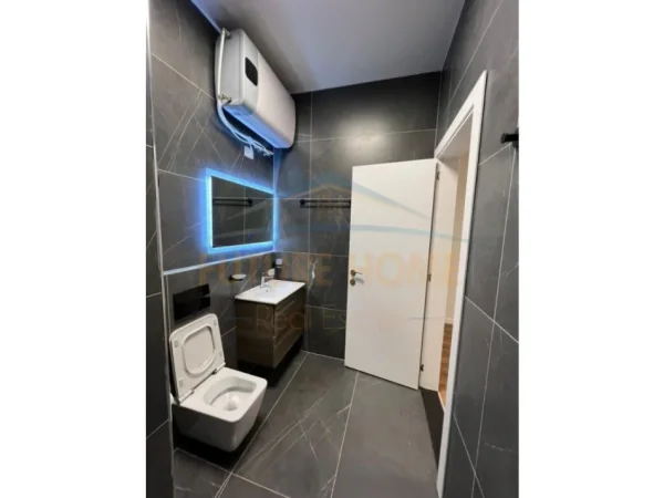 Tirane, jepet me qera ambjent biznesi Kati 6, 40 m² 1.000 € (Qender)