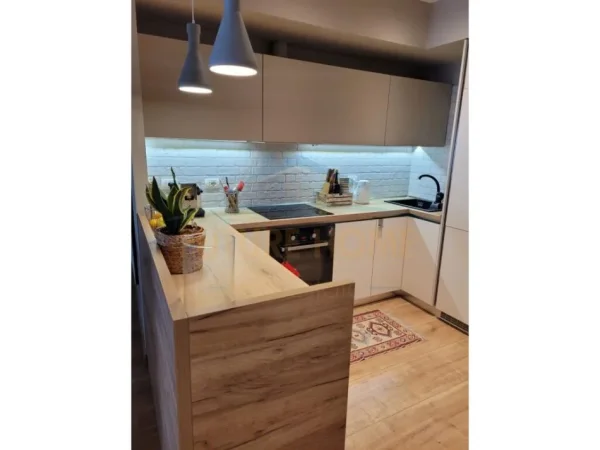 Tirane, jepet me qera apartament 2+1+Ballkon Kati 5, 93 m² 750 € (Ish Parku)