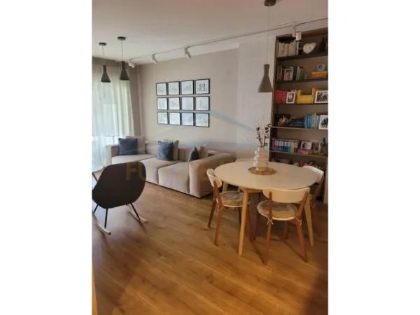 Tirane, jepet me qera apartament 2+1+Ballkon Kati 5, 93 m² 750 € (Ish Parku)