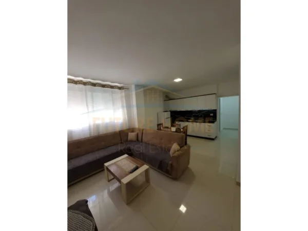 Tirane, jepet me qera apartament 2+1+Ballkon Kati 1, 90 m² 350 € (Fresku)
