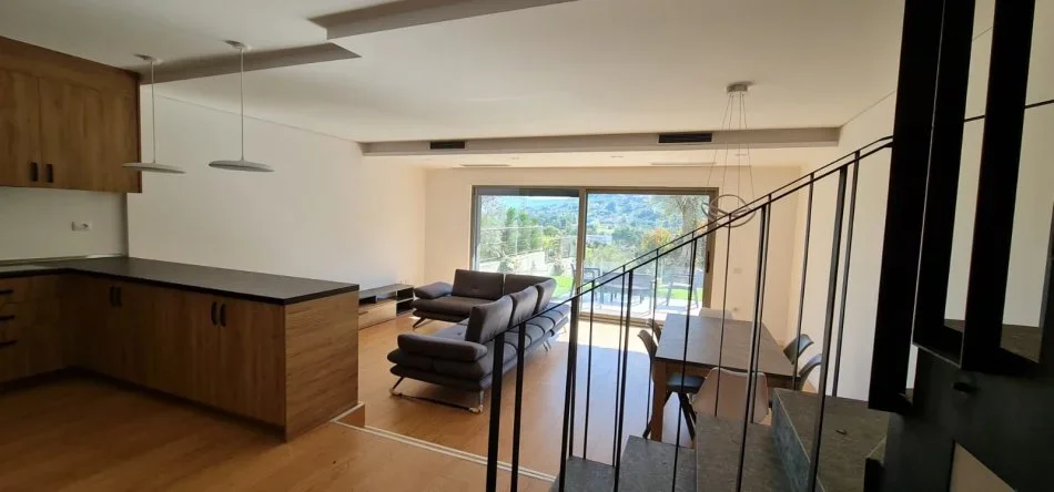 Tirane, jepet me qera Vile , 180 m² 