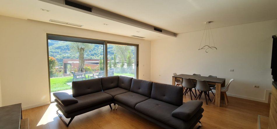 Tirane, jepet me qera Vile , 180 m² 