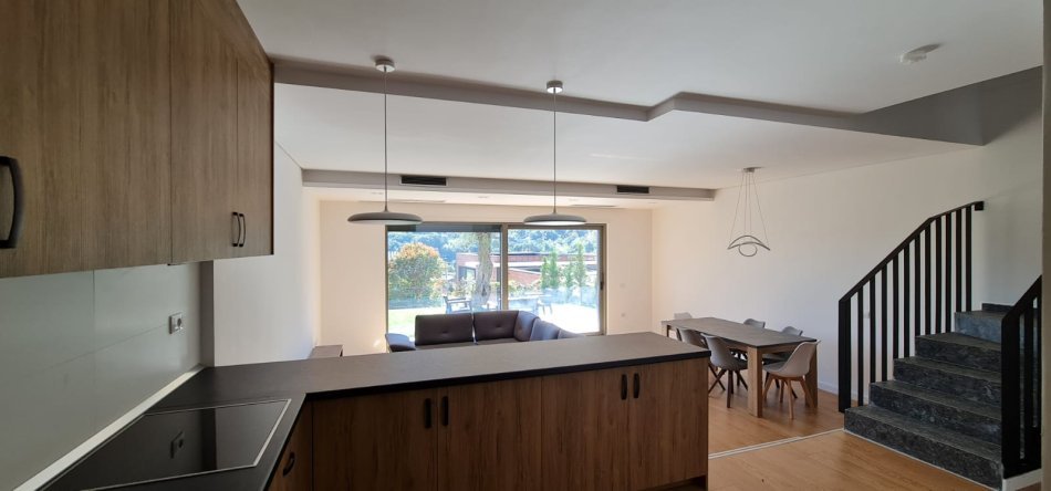 Tirane, jepet me qera Vile , 180 m² 