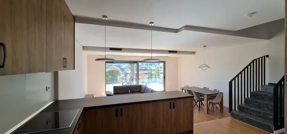 Tirane, jepet me qera Vile , 180 m² 