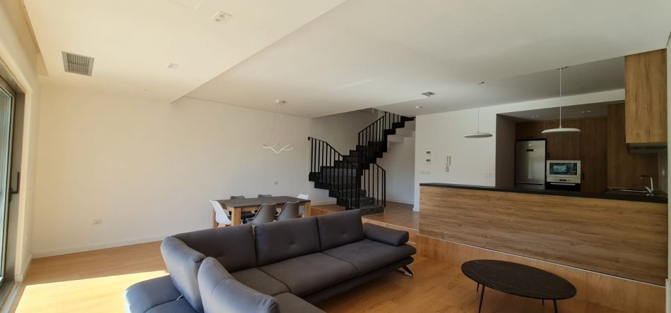 Tirane, jepet me qera Vile , 180 m² 