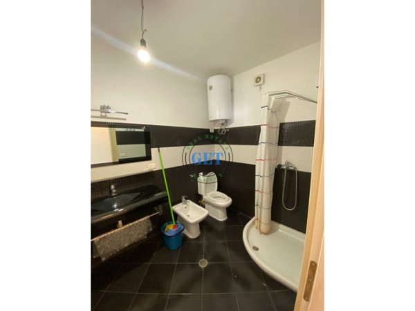 Durres, jepet me qera apartament 2+1+Ballkon Kati 10, 110 m² 500 € (Gjykata, Durres)