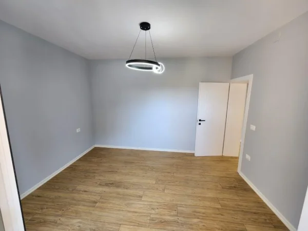 Tirane, shitet apartament 2+1+Ballkon Kati 2, 80 m² 145.000 € (Stacioni Trenit, Tirane)