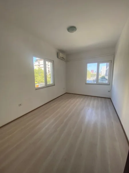 Tirane, jepet me qera ambjent biznesi Kati 2, 280 m² 1.000 € 