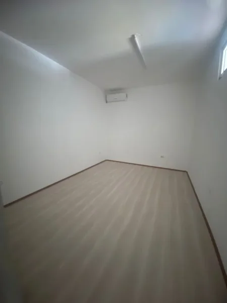 Tirane, jepet me qera ambjent biznesi Kati 2, 280 m² 1.000 € 