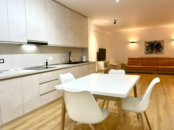 Tirane, shitet apartament 2+1+Ballkon Kati 2, 139 m² 250.000 € (Kopshti Botanik)