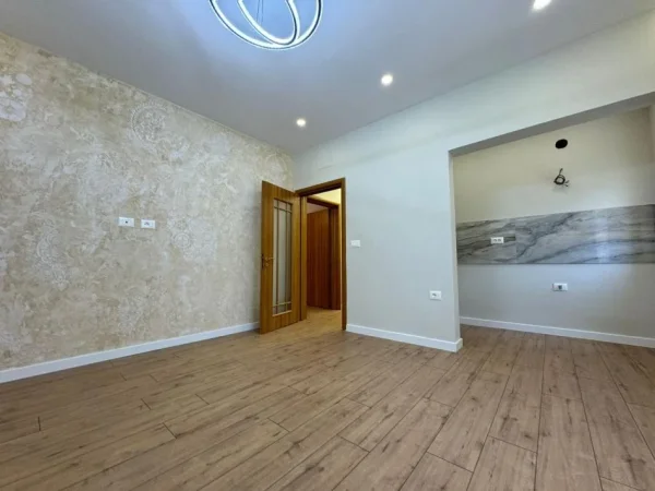 Tirane, shitet apartament 1+1 Kati 3, 58 m² 98.000 € (Xhamllik)