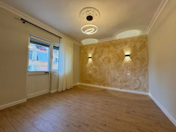 Tirane, shitet apartament 1+1 Kati 3, 58 m² 98.000 € (Xhamllik)