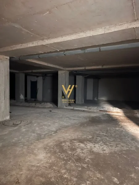 Tirane, jepet me qera ambjent biznesi Kati -1, 420 m² 3.000 € (XHAMLLIK)