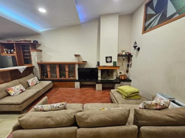 Tirane, jepet me qera apartament duplex 2+1+Ballkon Kati 2, 130 m² 1.000 € (SELVIA)
