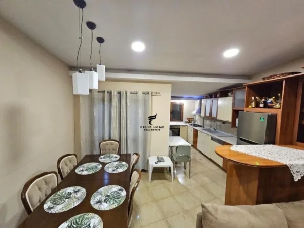 Tirane, jepet me qera apartament duplex 2+1+Ballkon Kati 2, 130 m² 1.000 € (SELVIA)