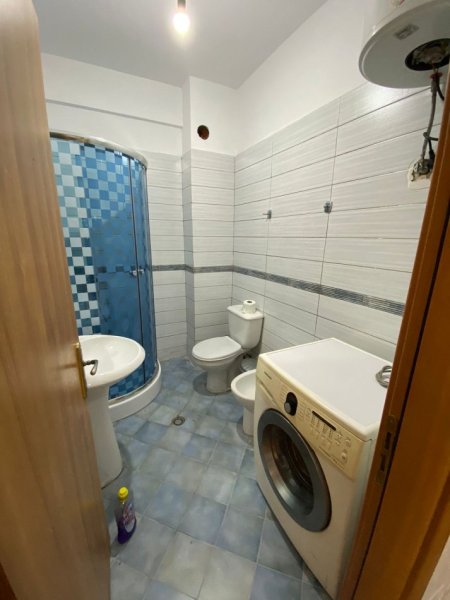 Tirane, jepet me qera apartament 1+1+Ballkon Kati 2, 58 m² 500 € (Liqeni i Thate)