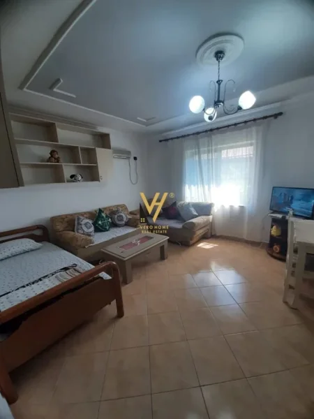 Tirane, jepet me qera apartament 1+1+Ballkon Kati 1, 72 m² 500 € (BRRYLI)