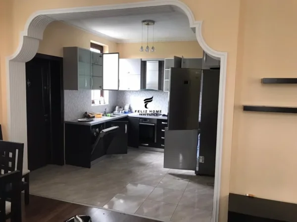 Tirane, jepet me qera Vile 5+1 Kati 3, 400 m² 1.800 € (LIQENI I FARKES)