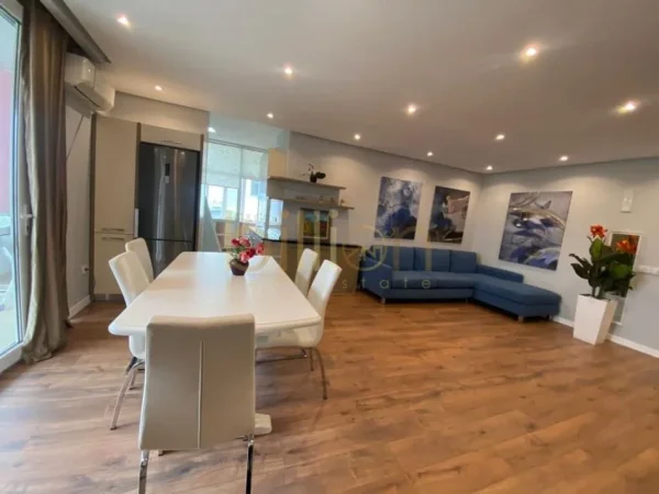 Tirane, jepet me qera apartament+verande | Penthouse 2+1+Ballkon Kati 13, 125 m² 1.100 € (Ish Ekspozita, Tirana, Albania)