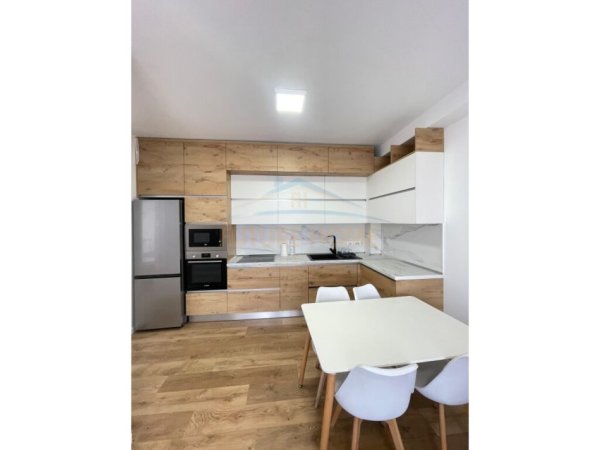 Tirane, jepet me qera apartament 2+1+Ballkon Kati 2, 90 m² 700 € (Quartum Residence)