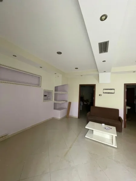 Tirane, jepet me qera ambjent biznesi Kati -1, 70 m² 400 € (Rr. Isuf Elezi)