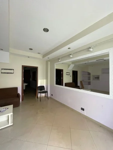 Tirane, jepet me qera ambjent biznesi Kati -1, 70 m² 400 € (Rr. Isuf Elezi)