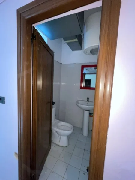 Tirane, jepet me qera ambjent biznesi Kati -1, 70 m² 400 € (Rr. Isuf Elezi)