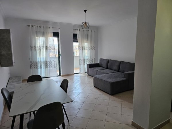 Tirane, jepet me qera apartament 2+1+Ballkon Kati 7, 120 m² 650 € (Ish parku autobuzave)