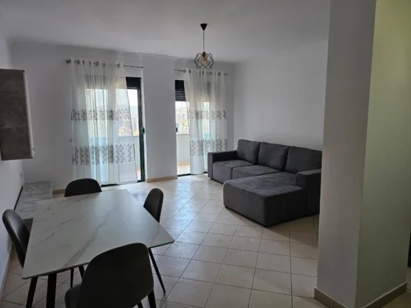 Tirane, jepet me qera apartament 2+1+Ballkon Kati 7, 120 m² 650 € (Ish parku autobuzave)
