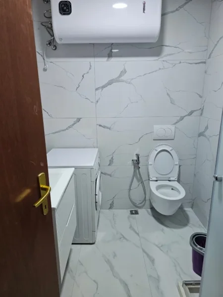 Tirane, jepet me qera apartament 2+1+Ballkon Kati 7, 120 m² 650 € (Ish parku autobuzave)