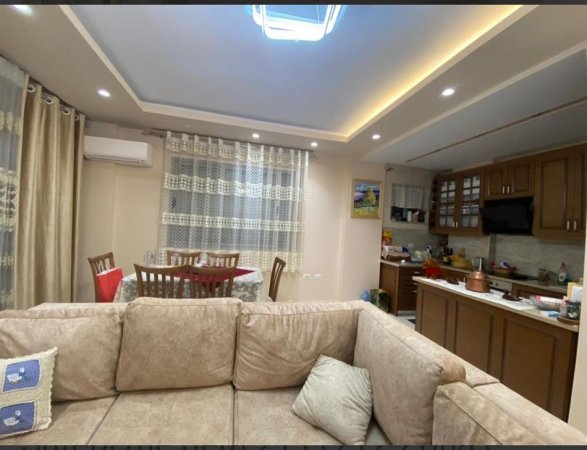Tirane, jepet me qera apartament 2+1+Ballkon Kati 3, 118 m² 550 € (Rruga Sotir Caci, Prane Restorant Fresku.Tirane)