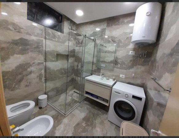 Tirane, jepet me qera apartament 2+1+Ballkon Kati 3, 118 m² 550 € (Rruga Sotir Caci, Prane Restorant Fresku.Tirane)