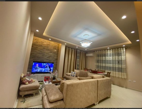 Tirane, jepet me qera apartament 2+1+Ballkon Kati 3, 118 m² 550 € (Rruga Sotir Caci, Prane Restorant Fresku.Tirane)