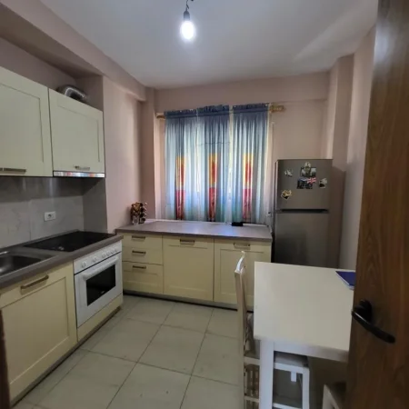 Tirane, jepet me qera apartament 2+1+Ballkon Kati 2, 104 m² 430 € (JEPET ME QIRA APARTAMENT 2+1 PRANE KOPESHTIT BOTANIK TIRANE)