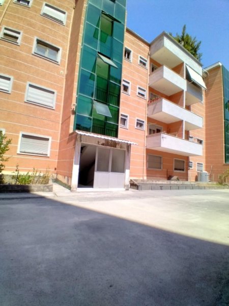Tirane, jepet me qera apartament 2+1+Ballkon Kati 2, 104 m² 430 € (JEPET ME QIRA APARTAMENT 2+1 PRANE KOPESHTIT BOTANIK TIRANE)