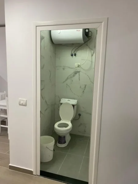 Tirane, jepet me qera apartament 1+1 Kati 0, 70 m² 400 € (Rruga Ramiz Kovaçi, Prane Qendra Spitalore Universitare Nënë Tereza: QSUNT , TIRANE)